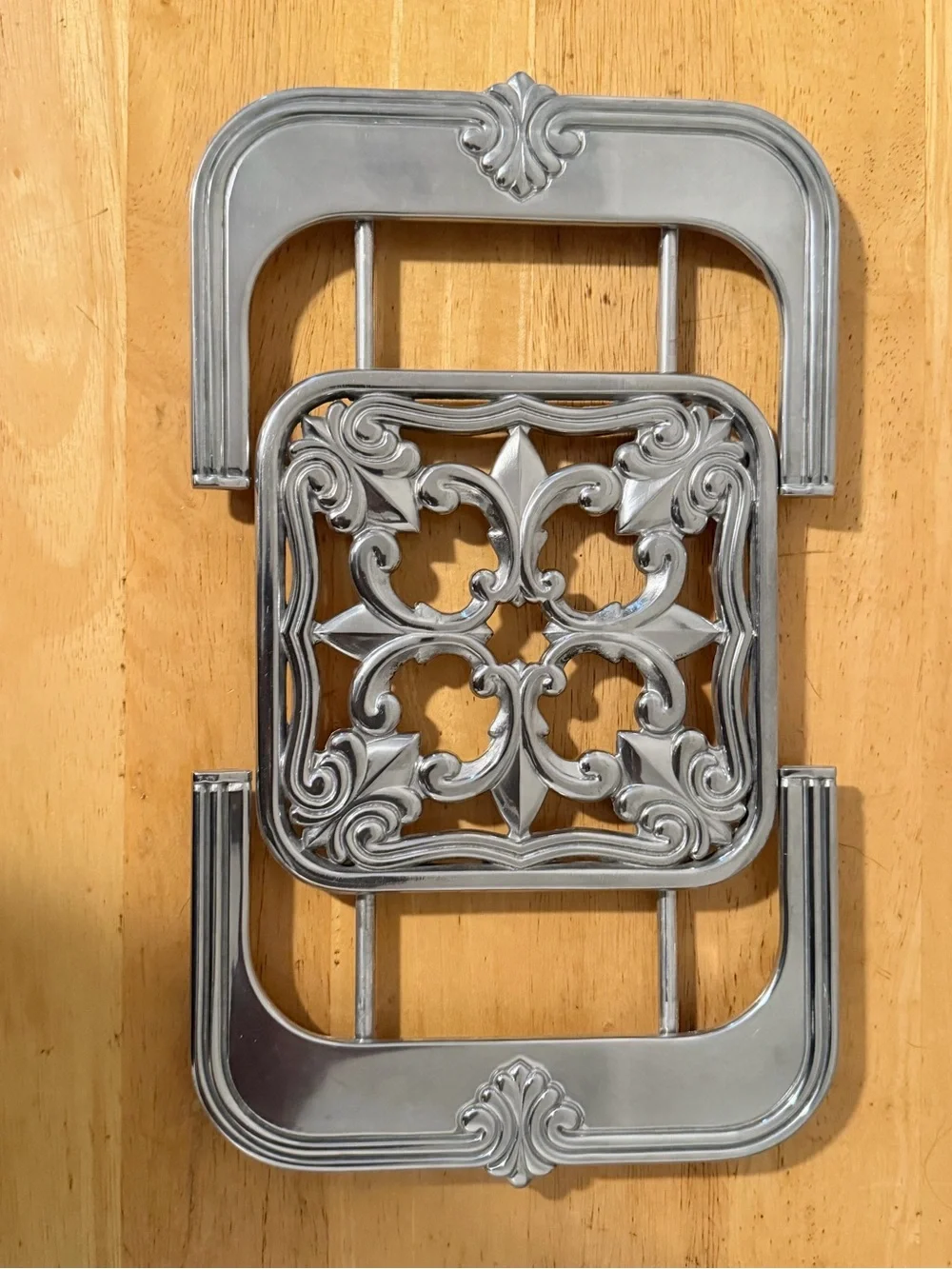 Lenox Butler's Pantry Fleur-de-Lis Metal Expanding Trivet Hot Plate